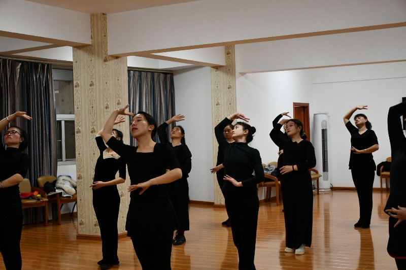 石屏县总工会开展舞蹈技能培训 丰富职工业余文化生活
